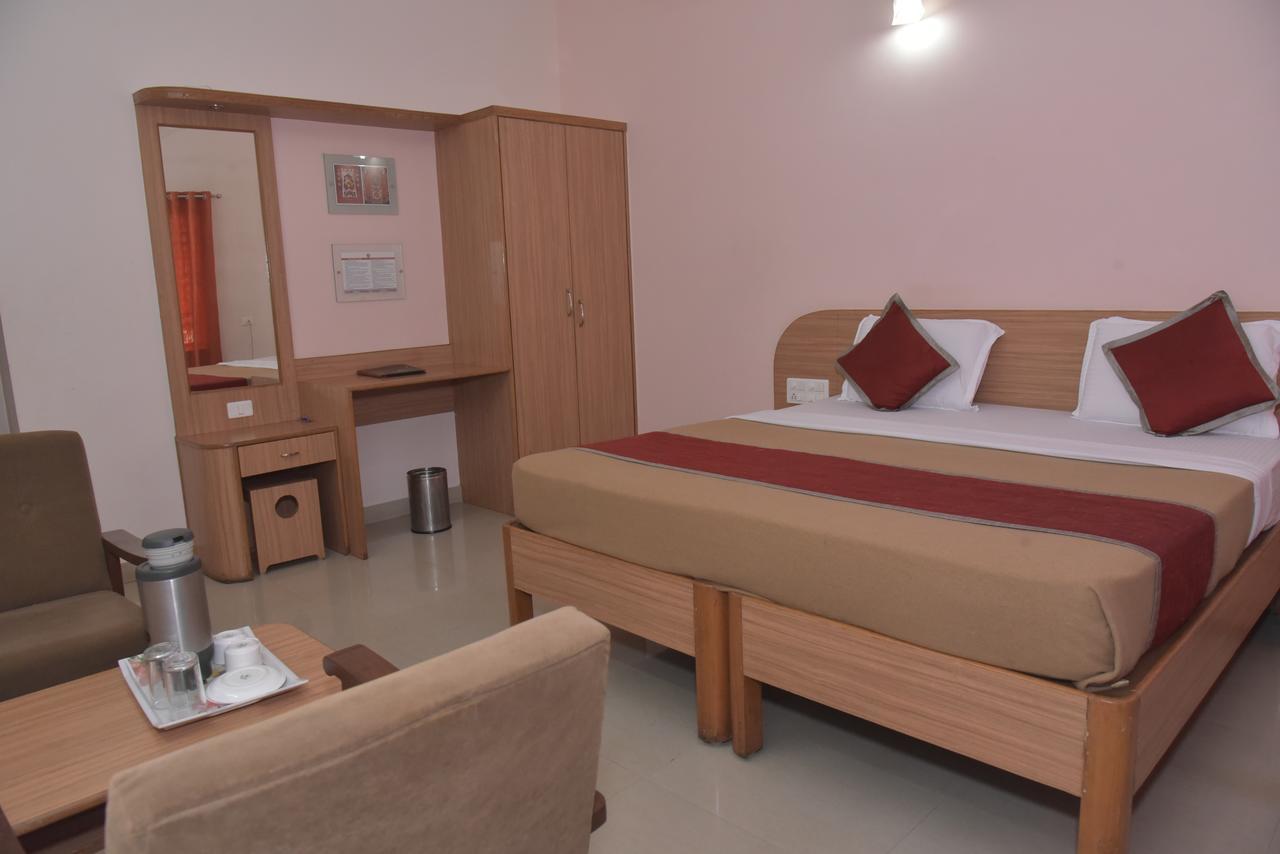SLR Residency Hotel Subrahmanya Exterior foto